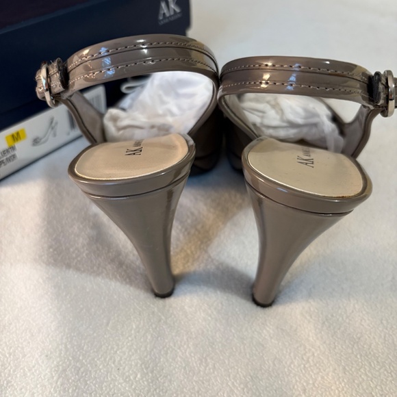 Anne Klein sling back patent leather heels with two tone bow - Picture 3 of 4